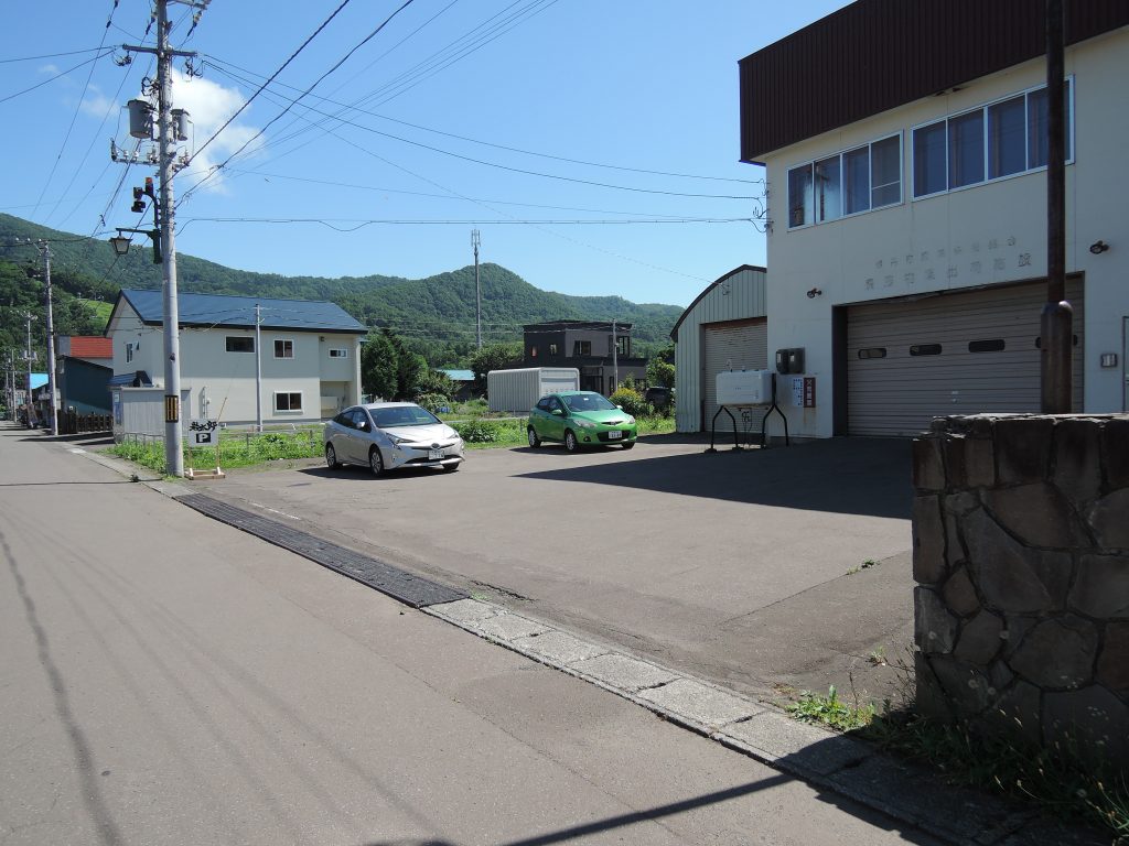お店の前の道の駐車場